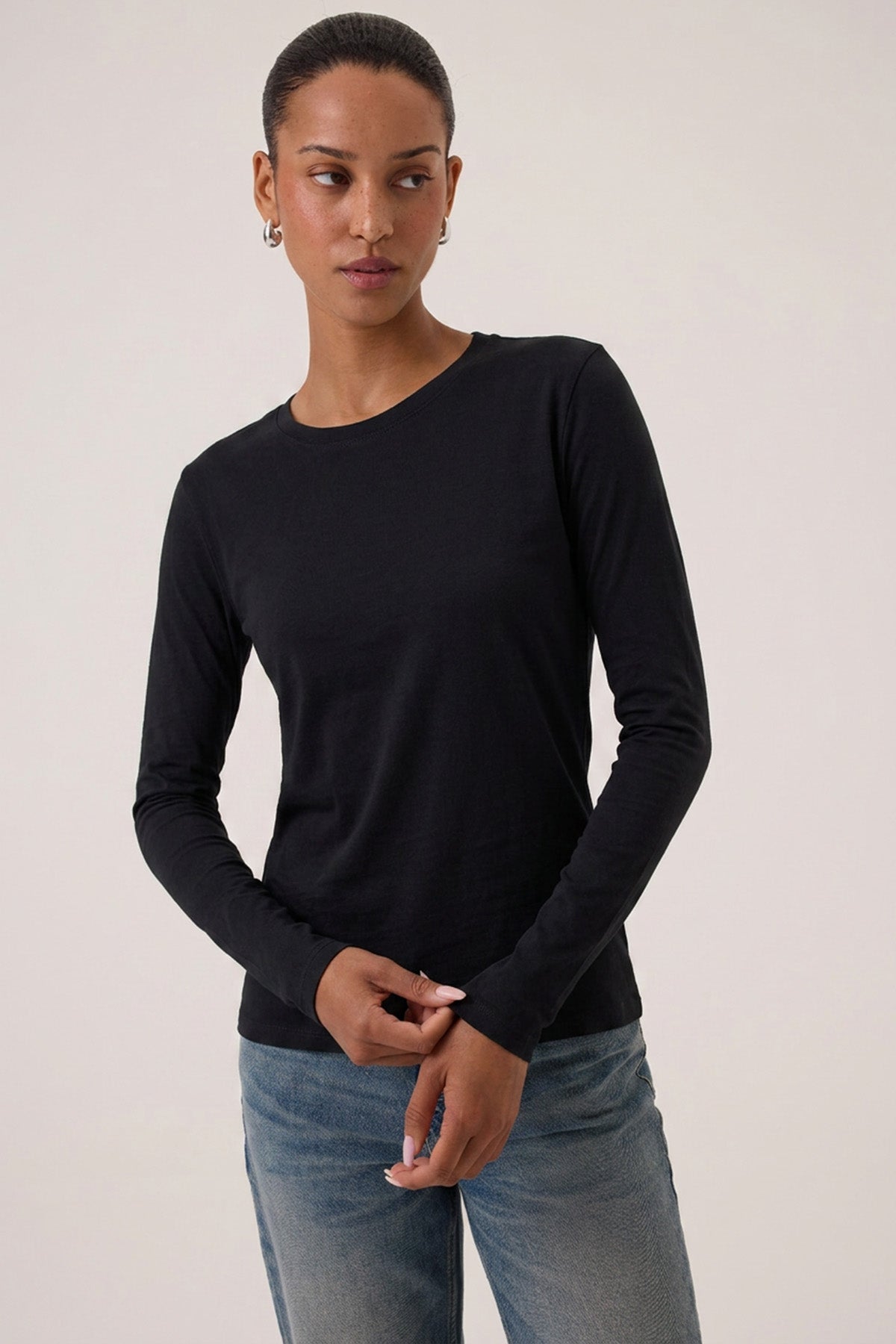 Quinn Organic Long Sleeve Tee - Goldie LeWinter #color_black