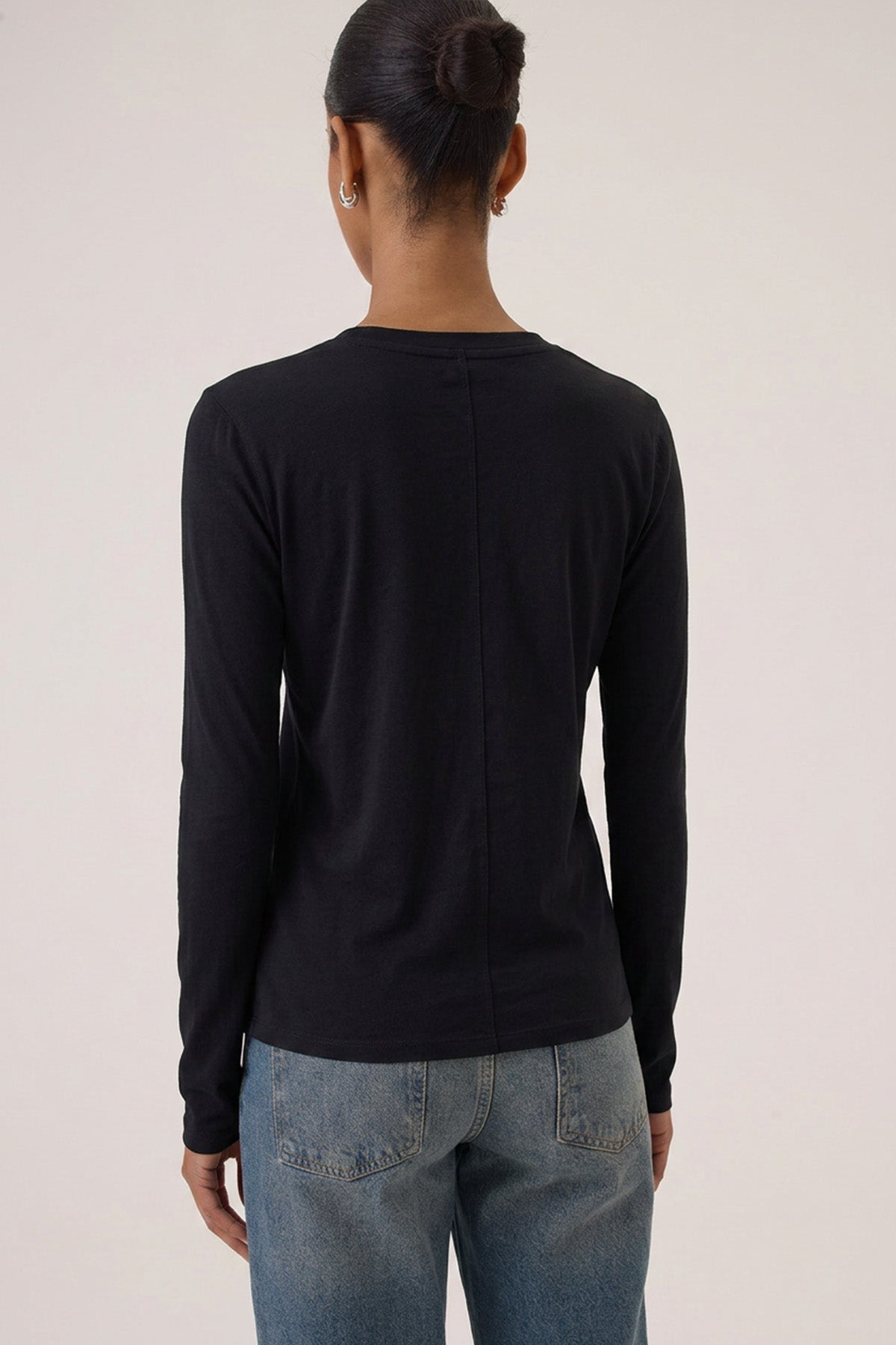 Quinn Organic Long Sleeve Tee - Goldie LeWinter #color_black